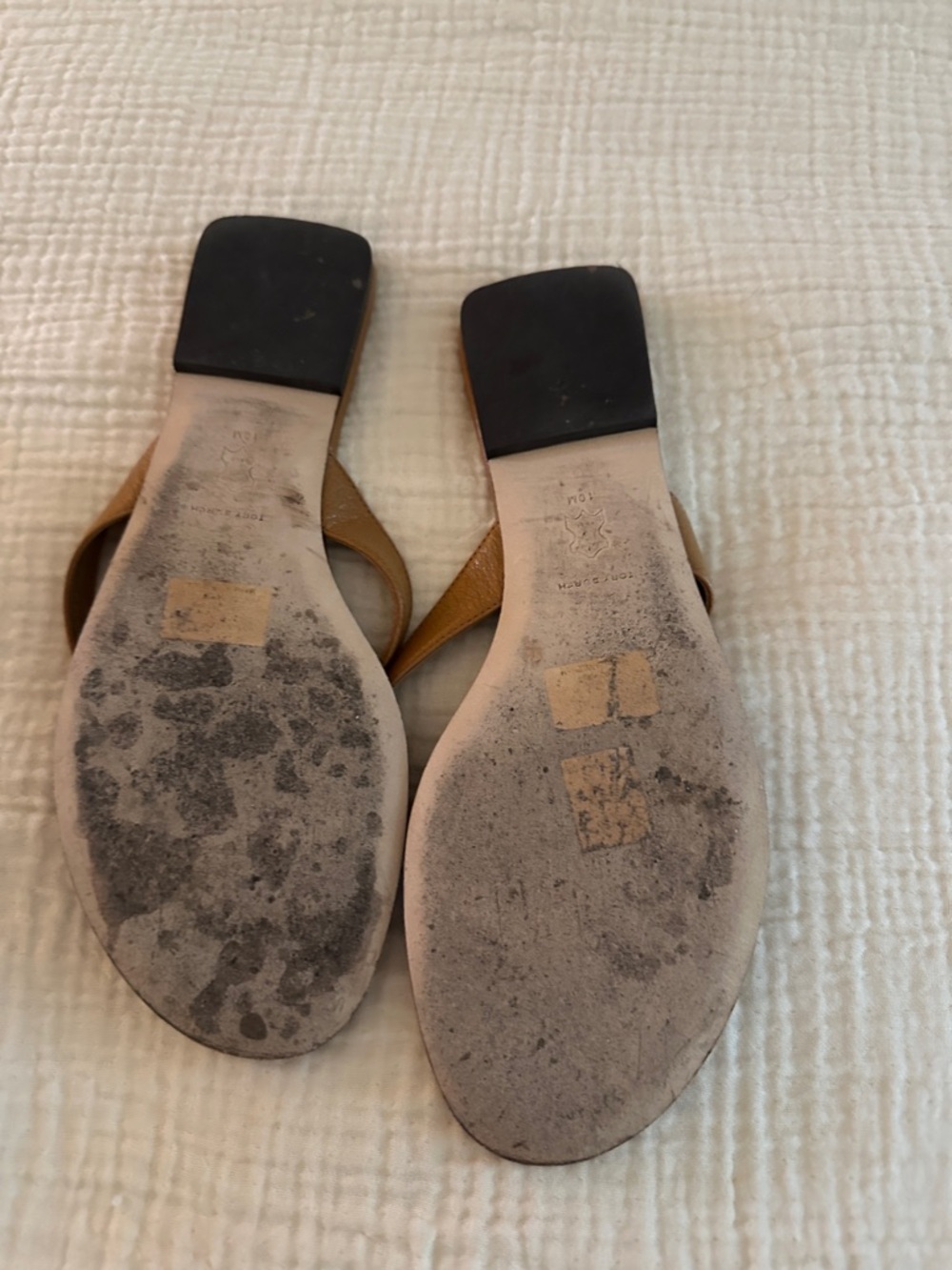 Tory Burch Tan Leather Thong Sandals with Gold Logo - Picture 2 of 3